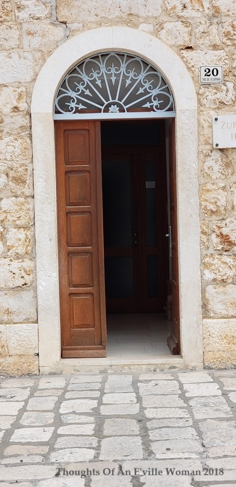 number 20 hvar door